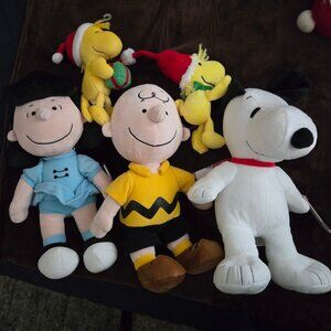 Lot of Peanuts Suffed Figures - Charlie Brown, Snoopy, Lucy & Woodstock!